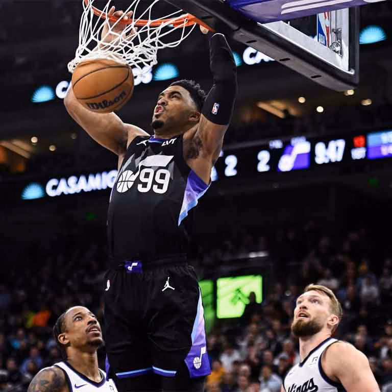 KJ Martin de los Jazz de Utah anotando