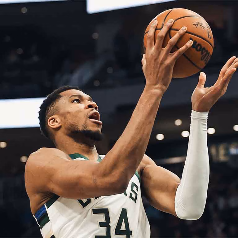 Giannis Antetokounmpo de los Bucks de Milwaukee