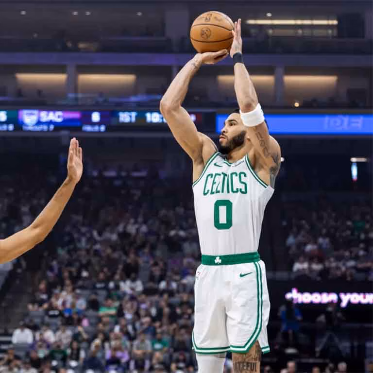 Jugador de los Celtics de Boston lanzando el balón