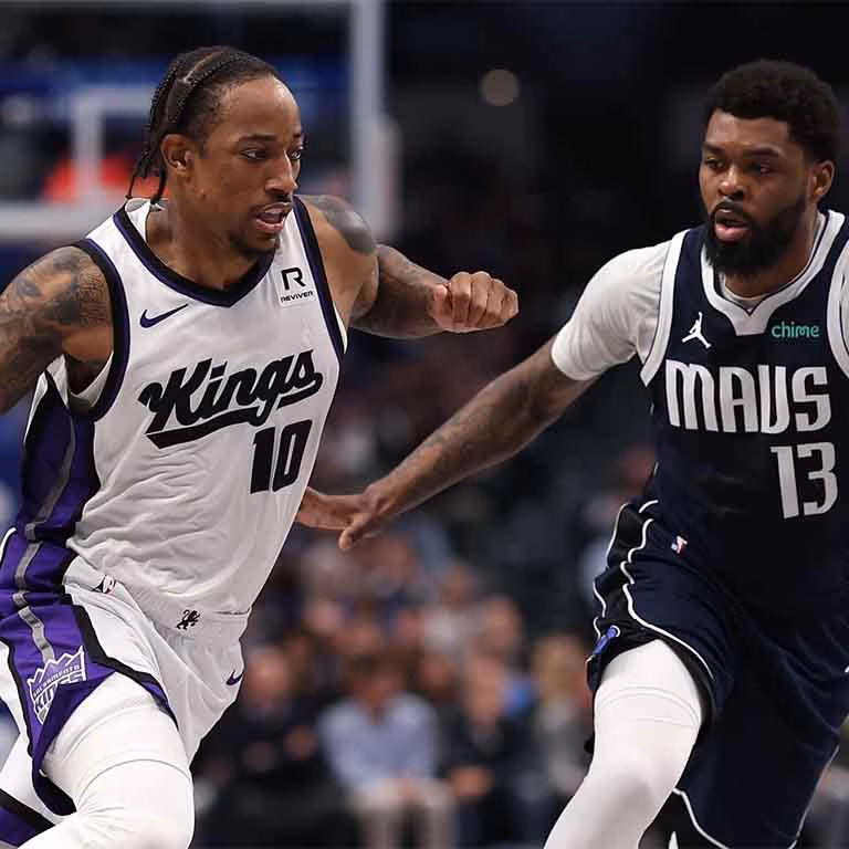DeMar DeRozan de los Kings de Sacramento y Naji Marshall de los Mavericks de Dallas