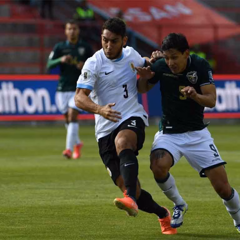 Jugadores de Bolivia y Uruguay en eliminatorias al Mundial